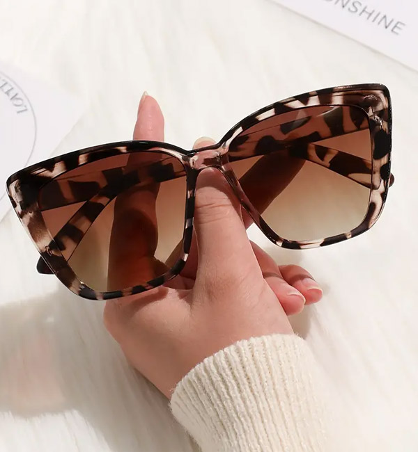 Chic oversized tortoise cat-eye sunglasses with gradient lenses