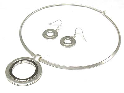 Metal disk pendant chocker set