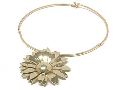 Large enameled metal flower pendant metal choker necklace