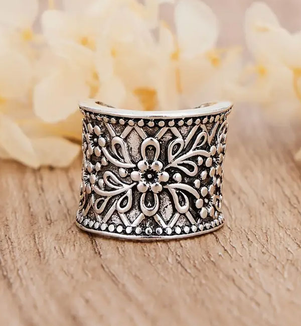 Vintage flower pattern thumb ring