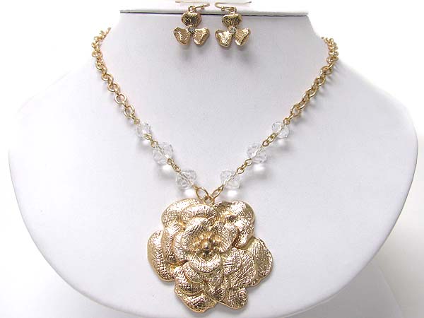 Scratch metal flower pendant necklace earring set - brass metal