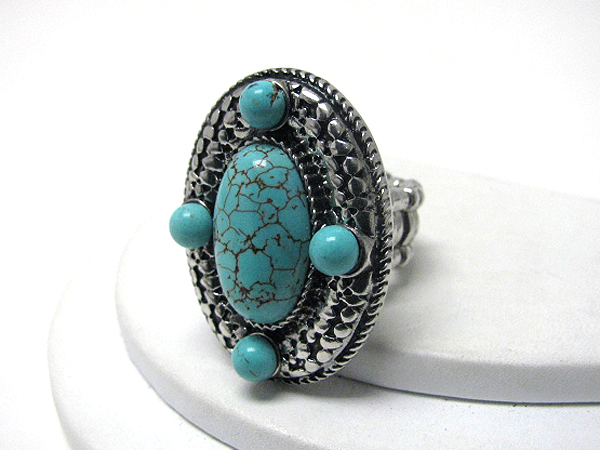 Colored stone on oval metal stretch ring