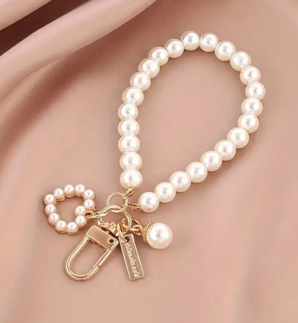 Elegant pearl bracelet with gold keychain charms