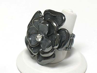 Crystal and epoxy metal flower stretch ring