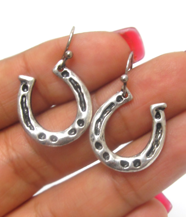 Horseshoe metal textured earrings