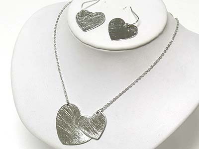 Scratch metal flat dual heart pendant necklace and earring set - brass metal