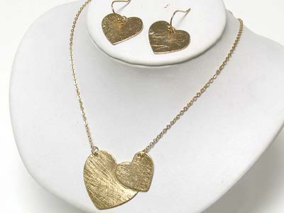 Scratch metal flat dual heart pendant necklace and earring set - brass metal