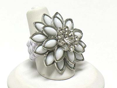 Crystal and acryl petal flower stretch ring