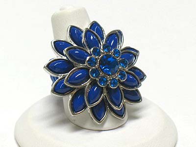 Crystal and acryl petal flower stretch ring