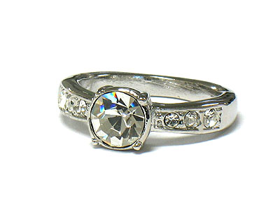 Cubic zirconia and side crystal fashion ring