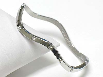 Crystal stud wave round metal bangle