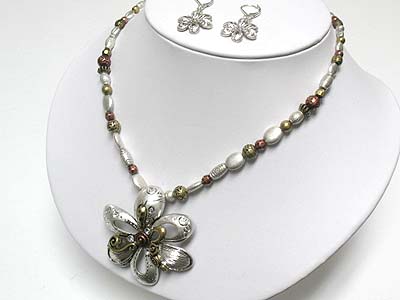 Tri tone metal flower peandant necklace and earring set