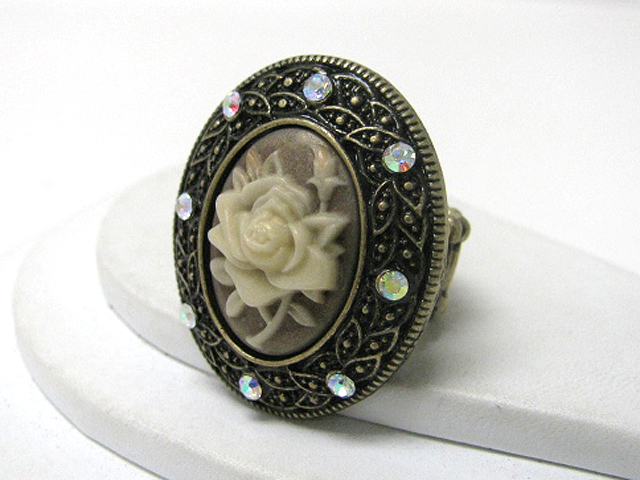 Retro vintage crystal and flower cameo oval stretch ring