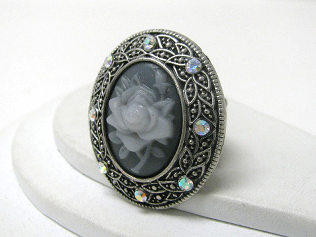 Retro vintage crystal and flower cameo oval stretch ring