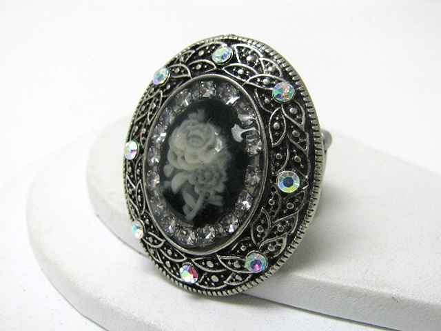 Retro vintage crystal and flower cameo oval stretch ring