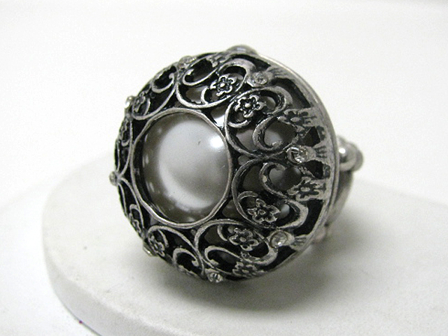 Retro vintage glam punk rock pearl and metal art puffy round strech ring