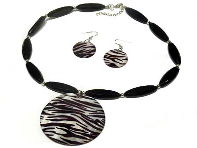 Large zebra pattern shell pendant necklace and earring set