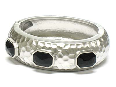 Triple acrylic stone hammered matt metal bracelet