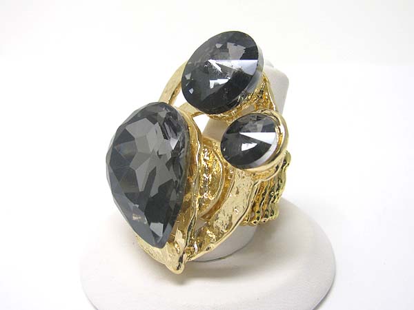 Large crystal and round metal deco stretch ring