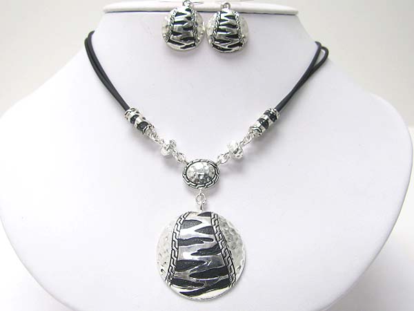 Textured metal pendant necklace earring set