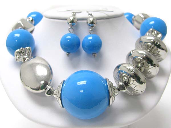 Chunky acryl ball and metal disk link necklace earring set