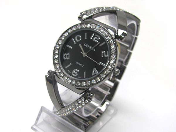 Crystal stud round face xo metal band watch