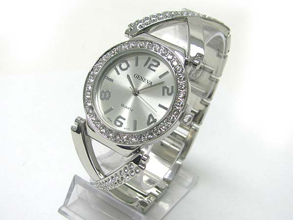 Crystal stud round face xo metal band watch