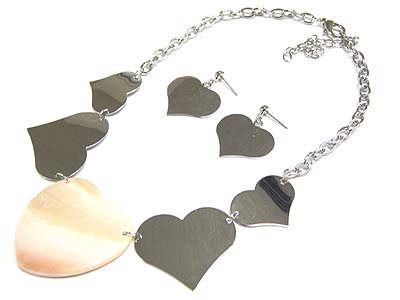 Natural mop and metal heart dangle necklace