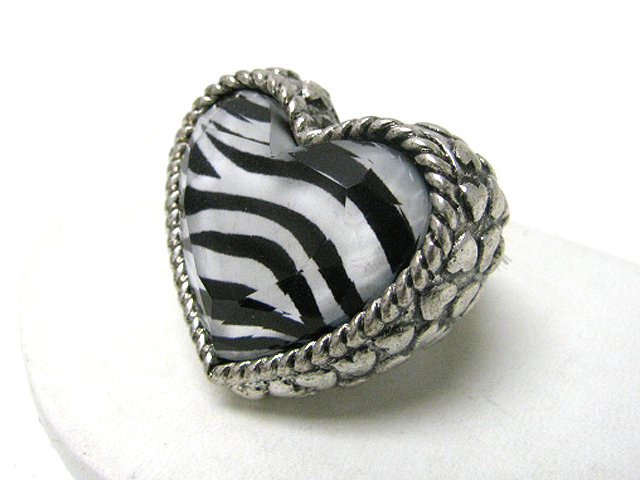 Zebra pattern heart metal stretch ring