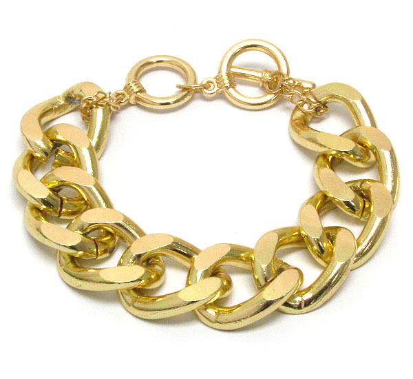 Single thick metal chain toggle bracelet