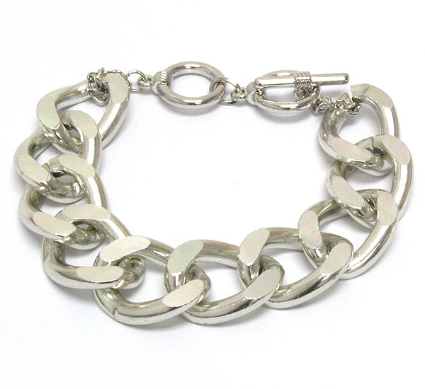 Single thick metal chain toggle bracelet