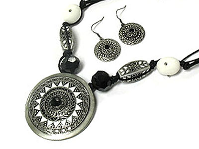 Ethnic style round metal peandant and beads necklace