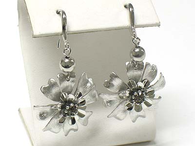 Crystal stud scratch metal flower earring - brass metal