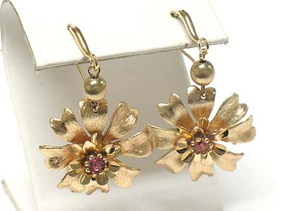 Crystal stud scratch metal flower earring - brass metal