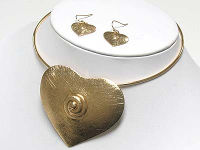 Scratch metal large heart pendant chocker set - brass metal