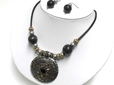 Antique style metal round pendant necklae and earring set