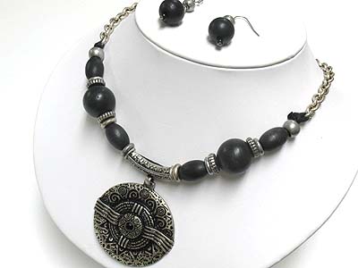 Antique style metal round pendant necklae and earring set