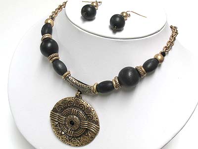 Antique style metal round pendant necklae and earring set