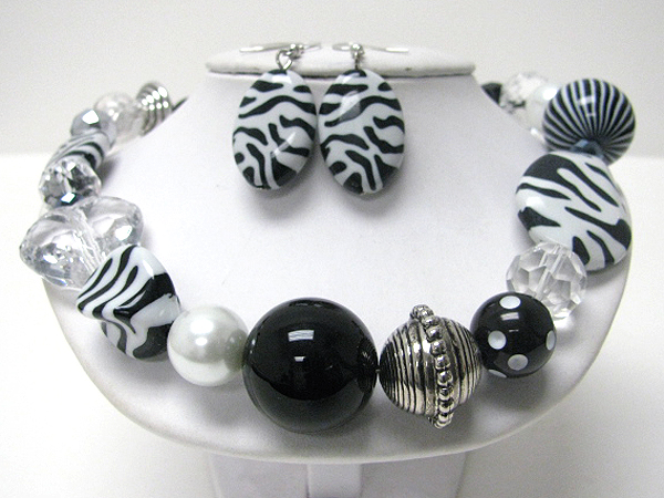 Multi shape and material bead link animal print necklace earring set