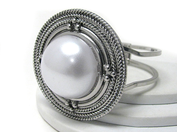 Big and chunky pearl metal hinge bangle