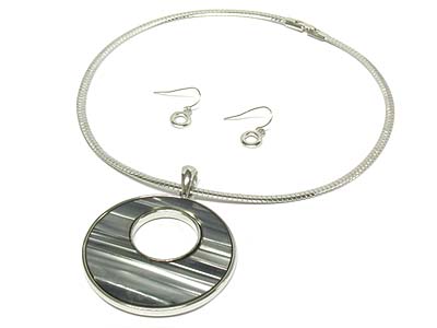 Round shell disk pendant metal choker necklace and earring set 