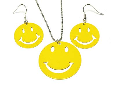 Happy face round disk pendant necklace and earring set 