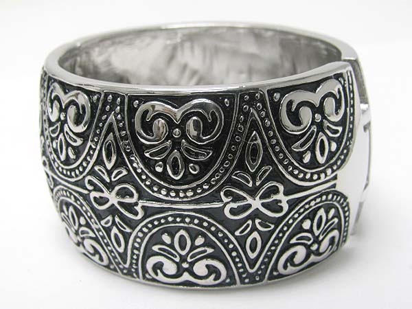 Metal texture wide bangle