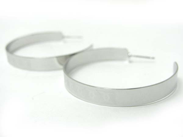 Engraved metal hoop earring - hoops