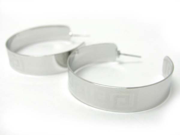 Engraved metal hoop earring - hoops