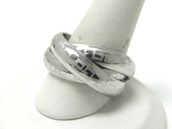 Engraved metal triple interlink ring