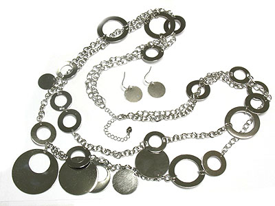 Round metal disk and chain necklace