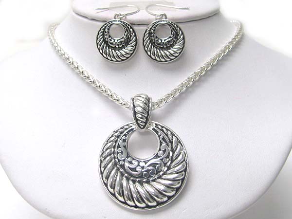 Metal textured round pendant neckalce earring set