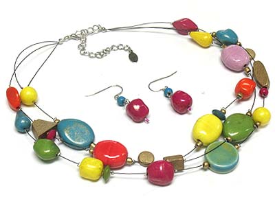 Figurine and acrylic nugget and wood triple strands wire necklace and earring set