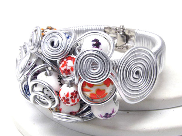 Multi acrly print flowers balls and fashion metal wired hinge bangle